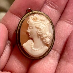 Vintage Cameo Pendant Necklace - Cream on Tan